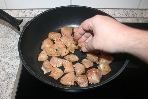 24 - Hähnchenbrustwürfel in PFanne geben / Put chicken dices in pan