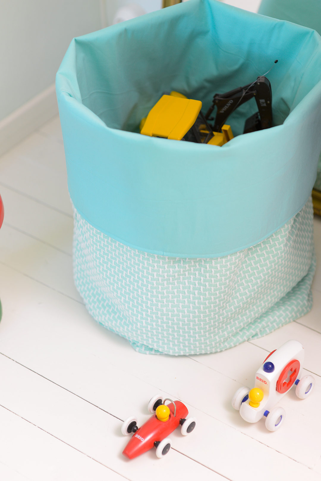 Easy DIY fabric bucket, great for storing toys