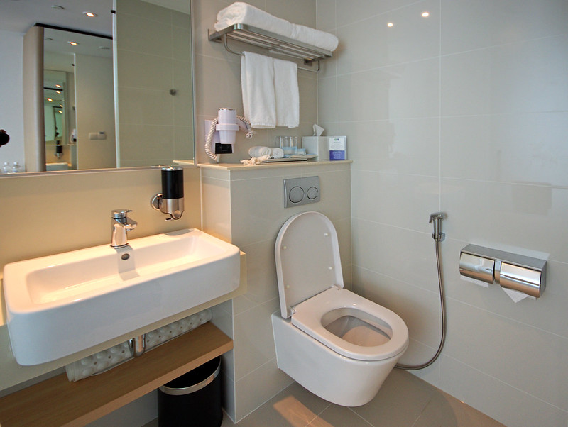 bathroom - holiday inn express singapore katong