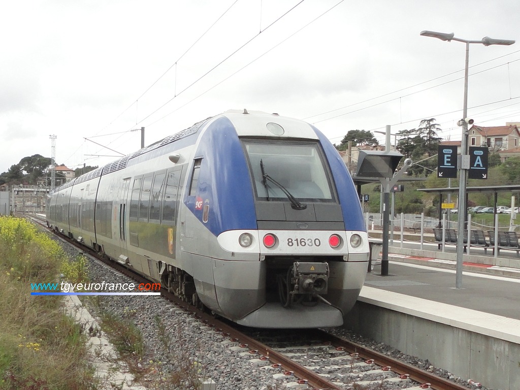 L'autorail bimode BGC B81629-B81630 SNCF en gare d'Aubagne-en-Provence le 4 avril 2016
