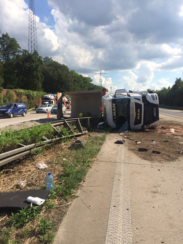A5 bei Bruchhausen - Unfall mit LKW - 26 Tonnen Sand auf Autobahn - 26.07.2016