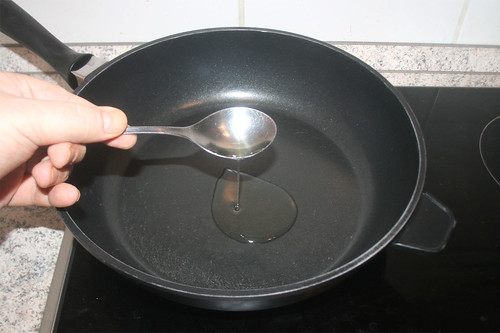 20 - Olivenöl in Pfanne erhitzen / Heat up olive oil in pan