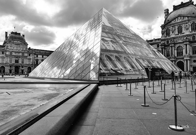 En passant voir JR au Louvre