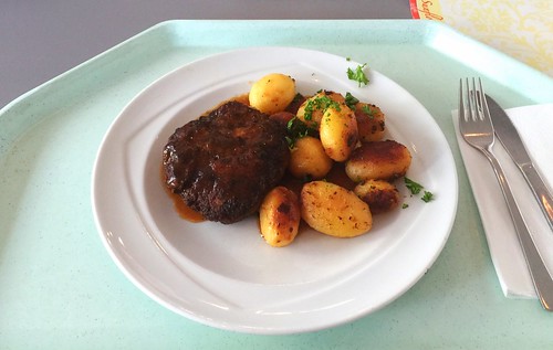 Meatball with gravy & roast potatoes / Fleischpflanzerl mit Bratensauce & Röstkartoffeln