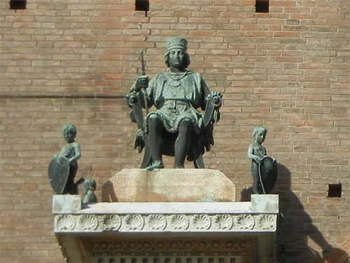 DSCN3747 _ Statue of Duca Borso d'Este (l) and Marchese Niccolo III d'Este (r), Palazzo Municipale, Ferrara, 17 October (detail)