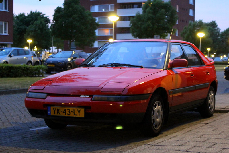 Mazda 323f 1990