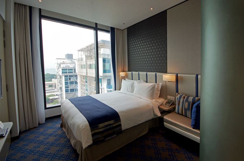 queen room of holiday inn express singapore katong