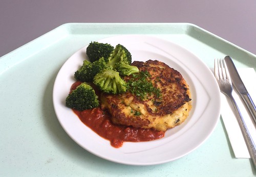 Zucchini pankcakes with broccoli & tomato saucen / Zucchinipuffer mit Broccoli & Tomatensauce